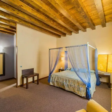 Palacio San Facundo 2* Segovia