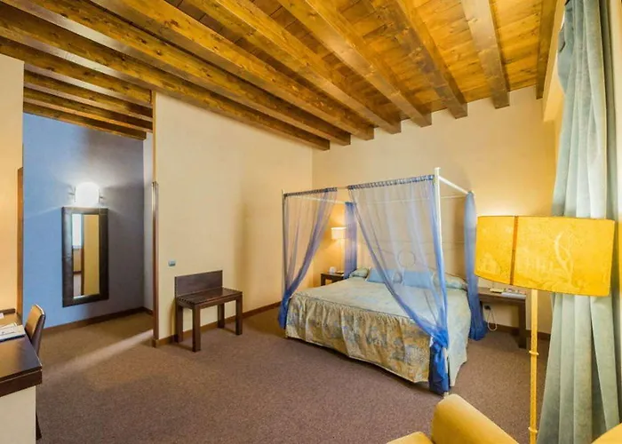 Palacio San Facundo 2* Сеговия